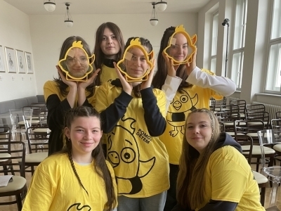 POMÁHAT JE LEHKÉ JAKO PÍRKO