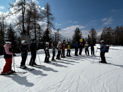 Ukázka záchrany na sjezdovce na lyžařském kurzu